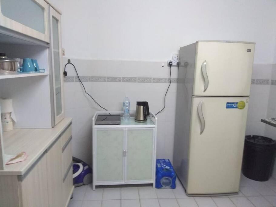 3Rooms 10Pax Mc 5 Star Hotel Sofa&Bed Mrt Mcd Axiata Seri Kembangan Exterior photo